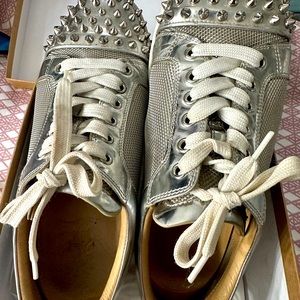 Louis junior spikes woman flat